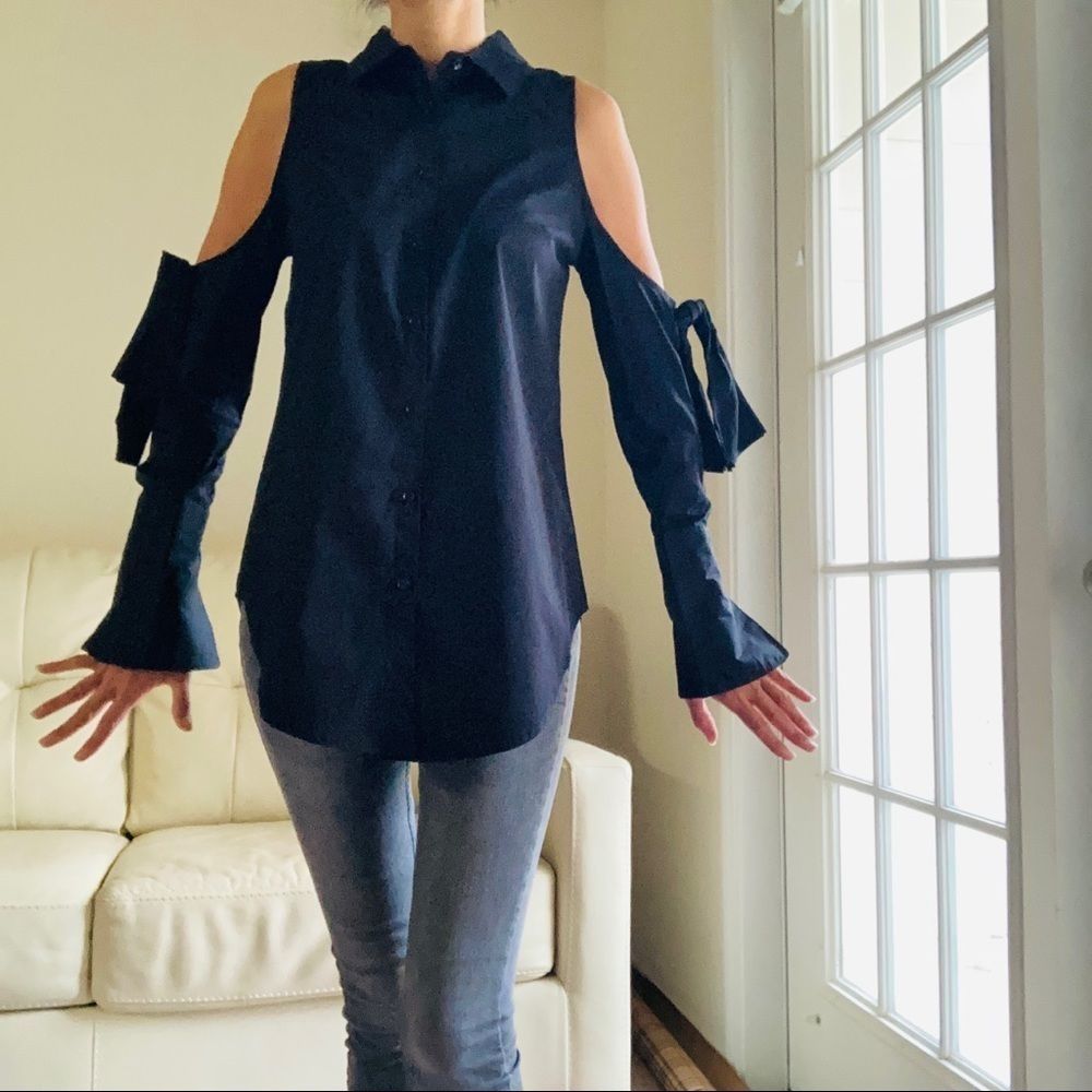 Romeo & Juliet Couture Black Cold Shoulder Button Down Blouse Size Medium